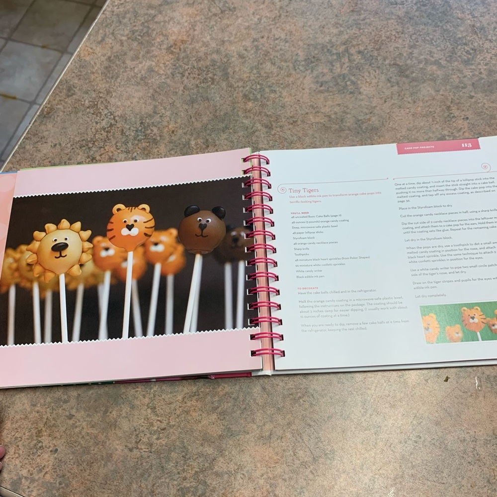 Bakerella Cake Pop Cookbook - Picture 12 of 16